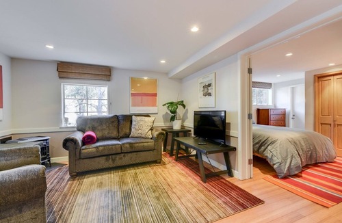 Glenview Apartment | Aesthetically Elegant Downstairs Unit In Oakland 1 Bedroom Apts by RedAwning