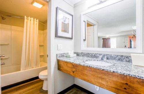 Richmond Hotel | Affordable 2-Unit Gem Perfect for Business and Relaxation Near Comstock Field