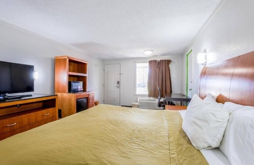 Richmond Hotel | Affordable 2-Unit Gem Perfect for Business and Relaxation Near Comstock Field