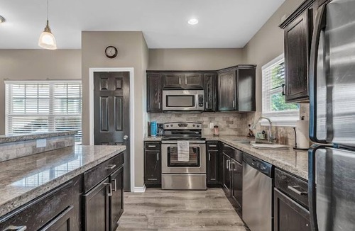 West Park House | Aggieland 5 bedroom house steps from TAMU campus and Kyle Field.