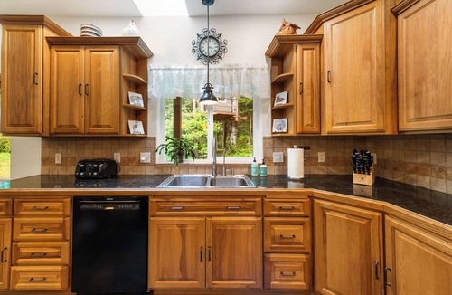 Juneau House | Alaska Forest Hideaway, Freshly Remodeled, Hot Tub, King Beds, 4 Bed/2.5Bath