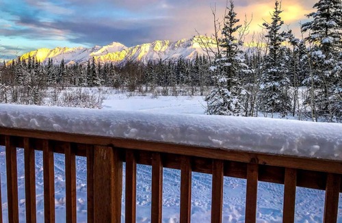 Knik River Cabin | Alaskan Cabin in the Beautiful Knik River Valley with Panoramic Mountain Views, Palmer