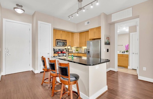 Memorial Apartment | Amazing Location! 2bd - FREE PARKING - CITY CENTER