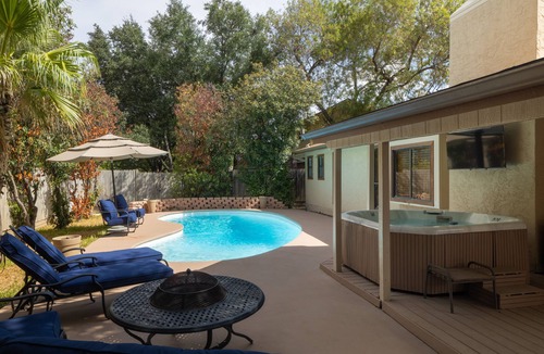 North San Antonio - SAT House | Amazing Modern Retro Pool Home, with state of the art Jacuzzi hot tub