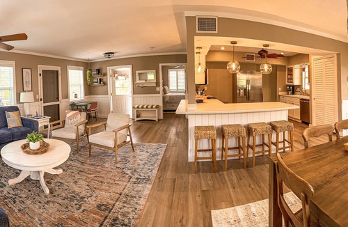 Mid Island House | Amazing ocean & sunset views, steps from the beach