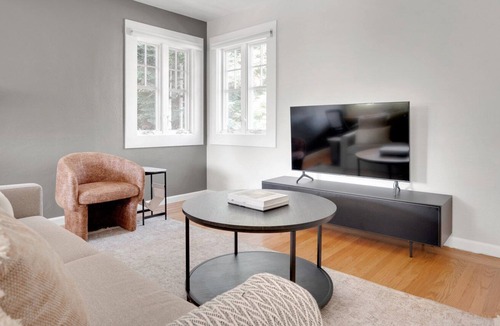 Downtown North Apartment | Amazing Palo Alto 1BR w/ W/D, nr FB & Google, by Blueground
