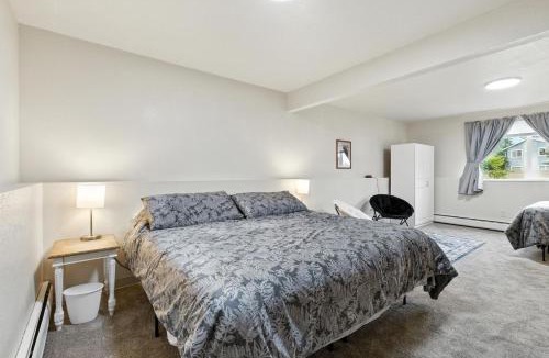 Bayshore - Klatt House | Anchorage 5BR Retreat Hikes, City & Comfort home