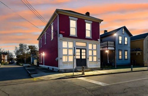 South Park House | Arcade Game Room + Sleeps 12 Fast WiFi + Workspace Backyard Hangout