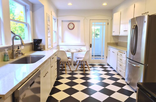 East End House | ARCHITECTURAL GEM 6bdrm island 2700+ sqft spa, theater, grill, yard, office