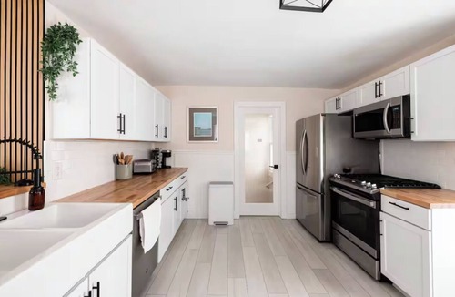 Grand Rapids House | Arianna's Modern Makeover [5 Beds 2 Baths]