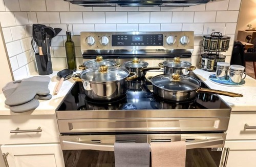 Glen Echo House | Art Deco Home Downtown, Garage Parking, 4BD, Fire Pit, Pet Friendly, fenced yard