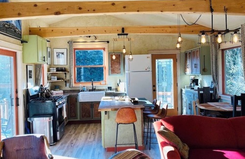 Homer Cabin | Artful and private cabin in Homer- 1 BR, close to town, sleeps four