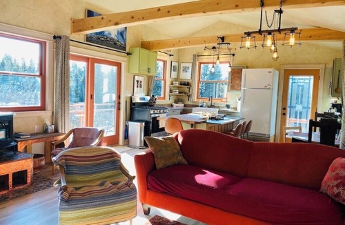 Homer Cabin | Artful, private Homer cabin: 1 BR, sleeps 4. Trails, forest, close to town/ocean