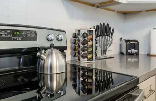 West Alameda Apartment | Artistic and Cozy 2BD-2BTH with Laundry in Historic Alameda