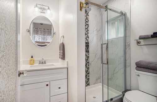 Upper Telegraph Apartment | Aspen Room