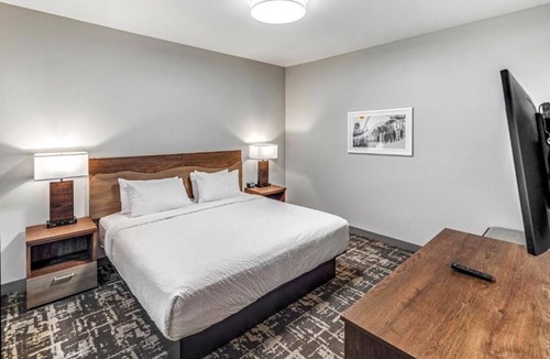 Downtown Anchorage Hotel | Aspen Suites Anchorage Downtown King Room