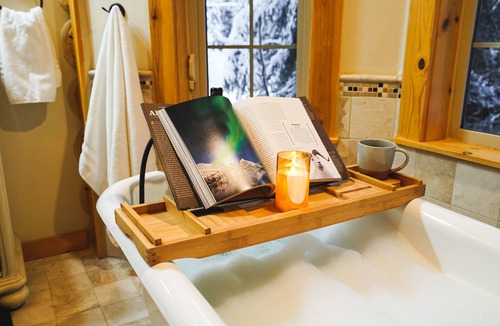 Fairbanks Cabin | Aurora Luxury Lodge with 8-Person Jacuzzi · Cedar Sauna · Near UAF + Airport