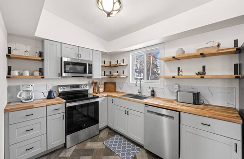 College House | Aurora River Estate | 9BR Riverfront Sauna Escape