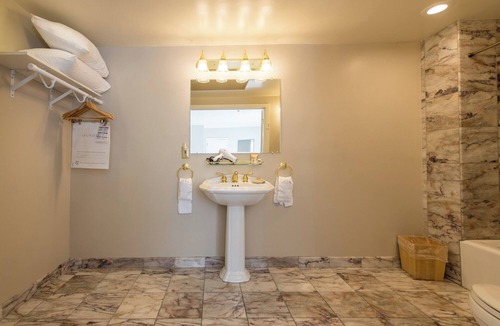 Santa Rosa Hotel | Authentic 1907 Room Near Santa Rosa Restaurants, Boutique Shops + Vineyards