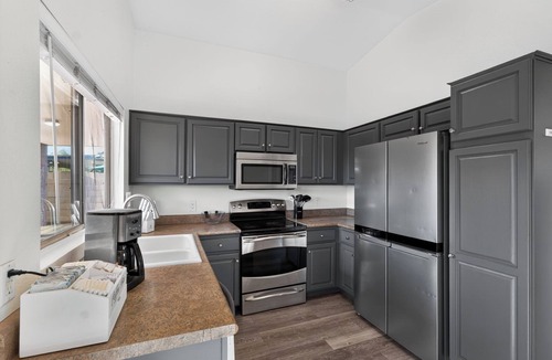 Glendale House | Backyard Oasis w/HotTub+Firepit 9 mins to Stadiums