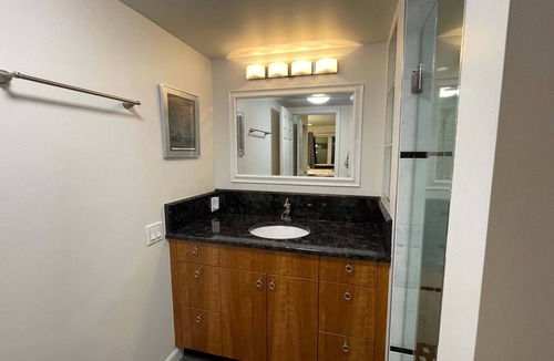 Juneau Cabin | BAKED ALASKA - Cozy Private Queen Room in Shared Living with HOT TUB and DISCOUNTS on TOURS