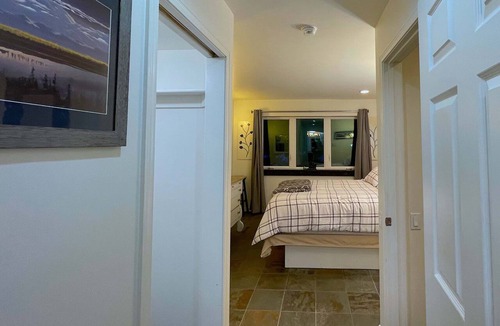 Juneau Cabin | BAKED ALASKA - Cozy Private Queen Room in Shared Living with HOT TUB and DISCOUNTS on TOURS
