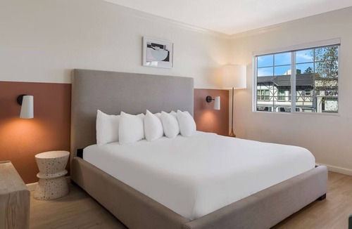 Piedmont Avenue Hotel | Bay Area Charm: Comfortable Accommodation within 6 miles of Berkeley Marina!