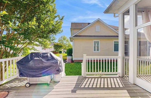 The Commons House | Bayside Resort home with sunroom plus pools, gym, hot tub, & sports courts