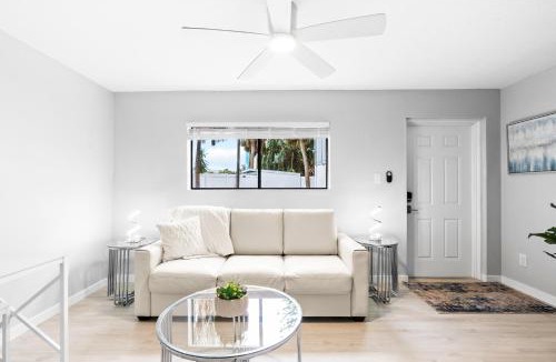 Siesta Key Village House | Beach Rd, 300ft to Beach Access & 500ft to Siesta Key Village, 1bdr