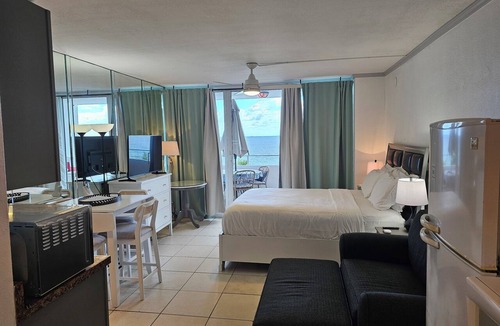 Galt Mile Condo | Beachfront Studio overlooking the Atlantic Ocean