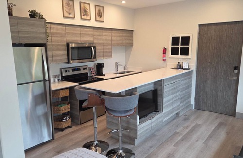 Vernon Condo | Beachfront studio condo with kitchen - Okanagan Lake