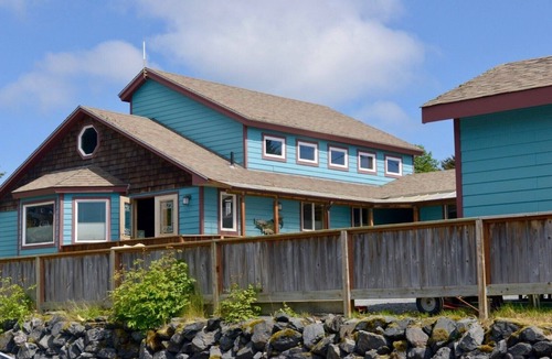 Kodiak Apartment | BEARS, BIRDS, AND WHALES. Room with a Car