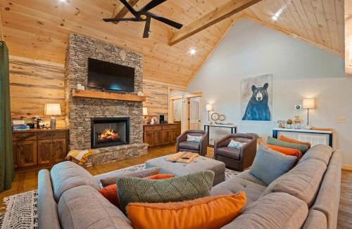 Ellijay House | Beaumont - Lux Mountain View Cabin with Hot Tub