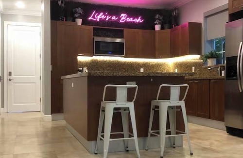 Croissant Park House | Beautiful 3 bedroom Townhome near Fort Lauderdale Beach, Airport, and Los Olas !