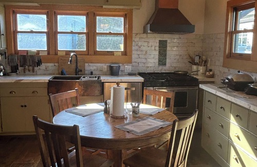 Piedmont Avenue House | Beautiful 3-bedrm historical Oakland. Right off Piedmont Avenue! Pet friendly!