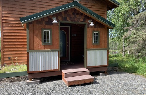 Kalifornsky Cabin | Beautiful Alaskan Cabin with Mountain & Lake View a Perfect Couples Getaway.