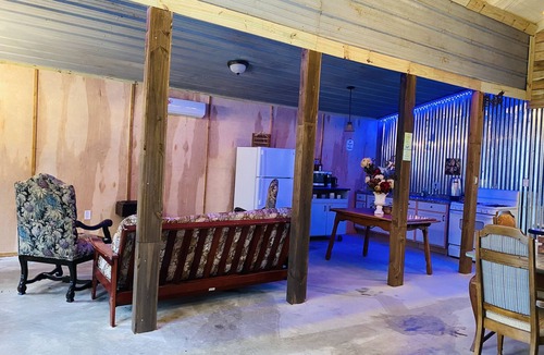 Willis House | Beautiful Barn inside a cheerful farm
