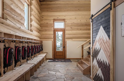Glacier View Ski Chalet | Beautiful BRAND NEW 4 Bedroom Chalet at the Majestic Valley Wilderness Lodge