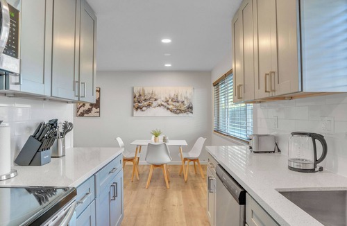 Mount Carmel Apartment | Beautiful Furnished 2 Bedroom w Fast Wi-Fi + Parking Space + Central DT Location