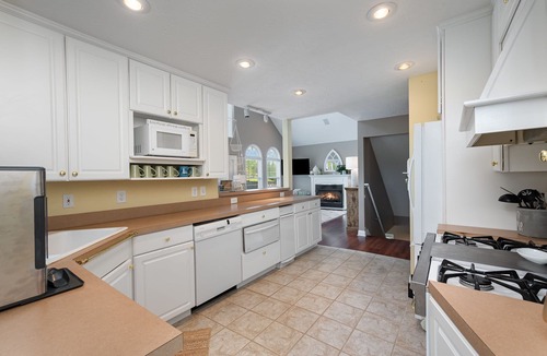 Williamstown House | Beautiful Lakefront Home, Private Dock, Sleeps 16, 12 minutes to Ark Encounter