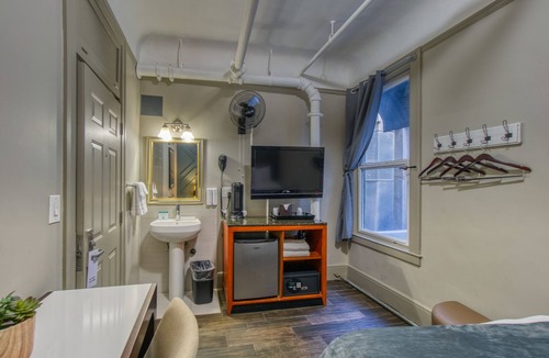 Downtown San Francisco Hotel | Beautiful Private Room - Full Amenities - Boutique Property in Downtown SF