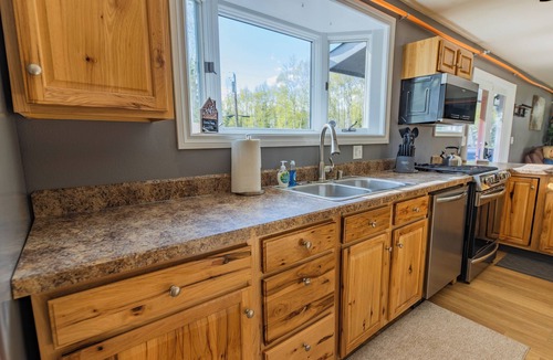 Huffman - O' Malley House | Beautiful South Anchorage 5-Bedroom House with Extra Large Deck and Patio