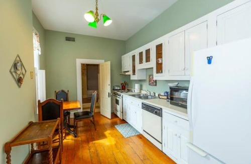Glendale Apartment | Beautiful Suite 6, Cozy and antique gem - Queen bed- Sleeps 4