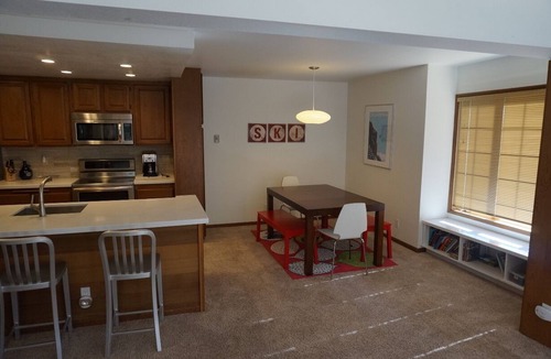 Mammoth Lakes Condo | Beautiful Sun-Filled Condo just Steps from Mammoth Mountain's Canyon Lodge!