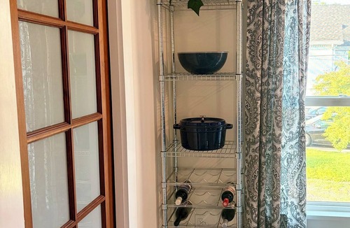 Rockland Condo | Beautiful well appointed upstairs condo in old Victorian