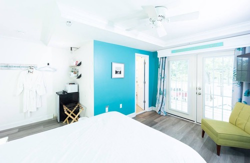 Rehoboth Beach Hotel | Best of Delaware - Fit for a QUEEN- Walk to Beach, Pet Friendly, Hot Tub, Pool