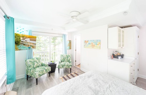 Rehoboth Beach Hotel | Best of Delaware - Fit for a QUEEN- Walk to Beach, Pet Friendly, Hot Tub, Pool