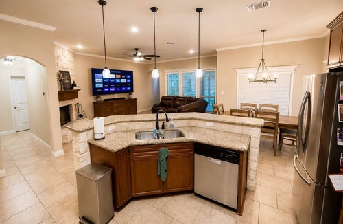 Wellborn House | Best Patio in BCS/4.1 mi to Kyle Field/82” TVs/Fire Pit/Nursery