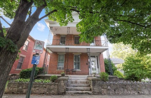 Italian Village Apartment | Big Retro House | Short North | Perfect for Groups