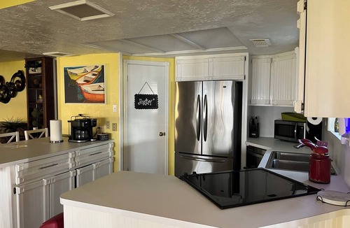Trinity House | Big spacious home, 6 kayaks, firepit, fishing, boat space, next to Goat Island.